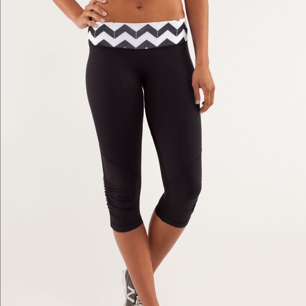 Lululemon Run: For Your Life Crop in black and white chevron Size 4